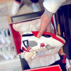 Jordan 4 fire red